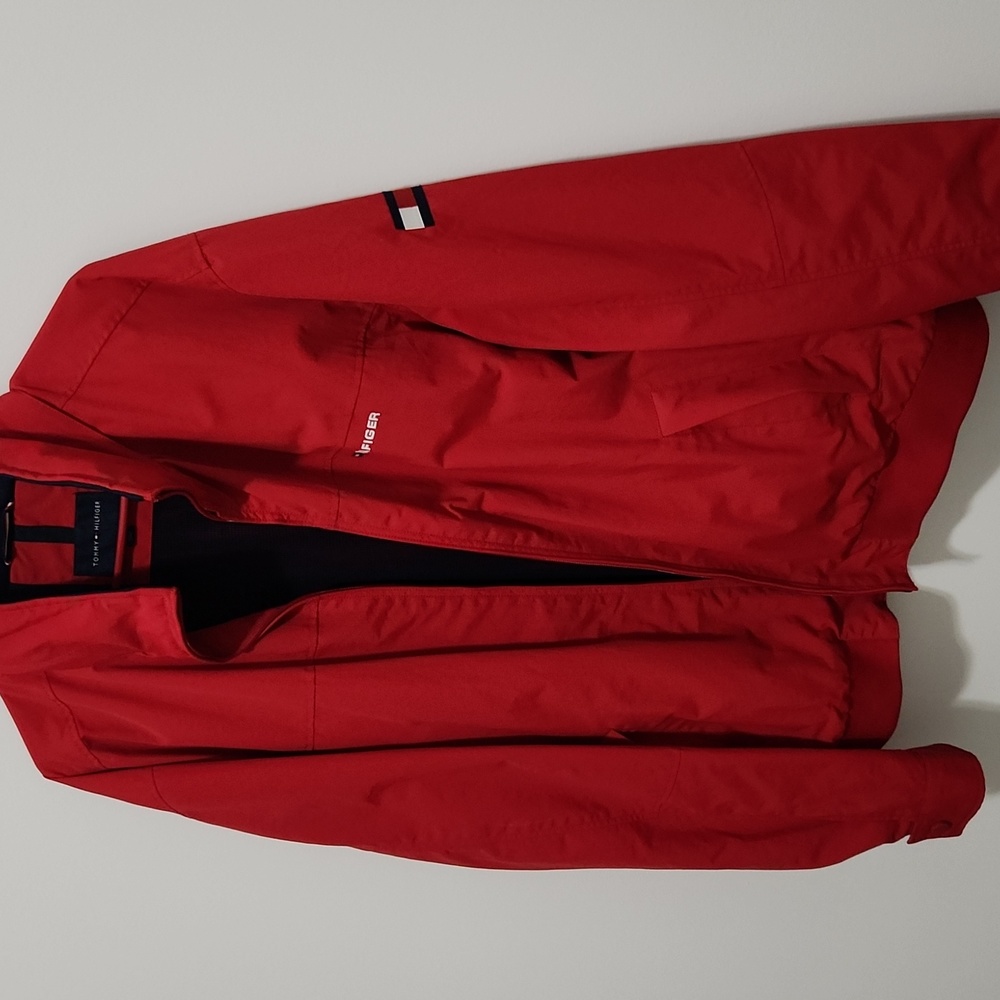 Tommy Hilfiger.